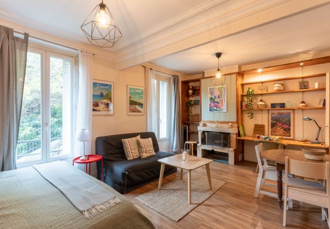  à Paris - MONTMARTRE - Studio en plein coeur